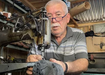 3 metrekarelik kulübede mesleğini sürdürüyor