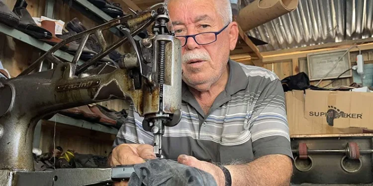 3 metrekarelik kulübede mesleğini sürdürüyor