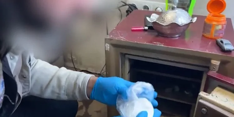 Çelik kasada uyuşturucu saklamışlar