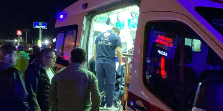 Motosiklet yayaya çarptı: 2 ağır yaralı
