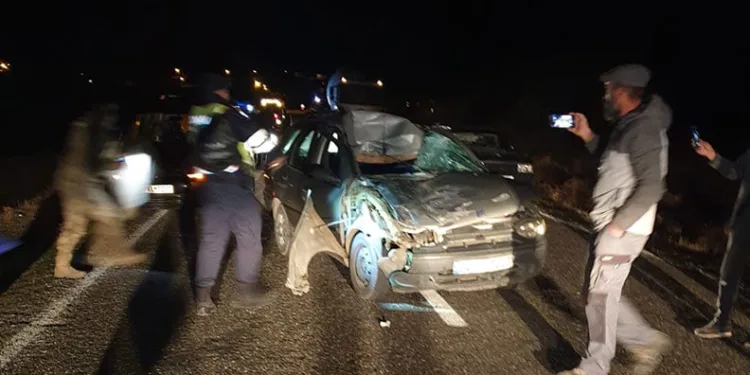 İneğe çarpan otomobildeki 3 kişi yaralandı
