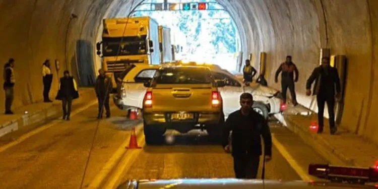 Artvin’de tünel içinde trafik kazası: Biri bebek 3 yaralı