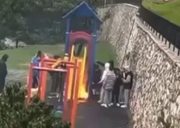 Bursa’da çocuk parkında kaydırağı yakıp sohbet ettiler