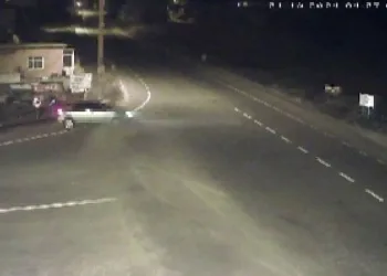 Seyir halindeyken dönmeye başlayan otomobil evin bahçesine uçtu