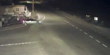 Seyir halindeyken dönmeye başlayan otomobil evin bahçesine uçtu