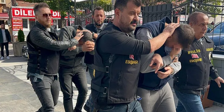 Evli çifti dolandıran şahıslar adliyeye sevk edildi