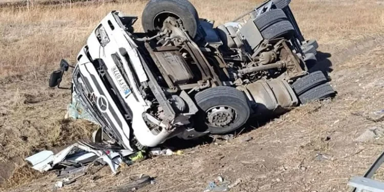 Devrilen TIR’ın sürücüsü hayatını kaybetti