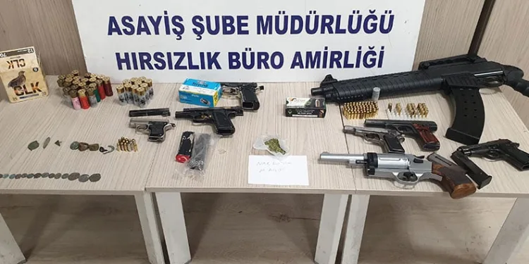 Hırsızlık şüphelilerinin evinden tabanca ve tarihi eser çıktı