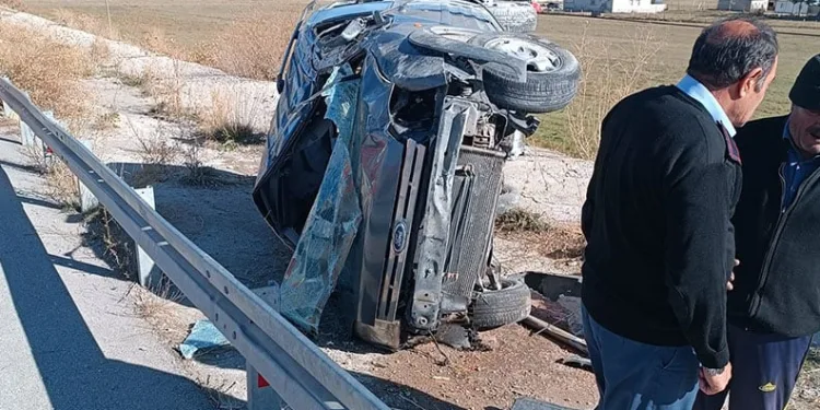 Hafif ticari araç takla attı: 3 yaralı