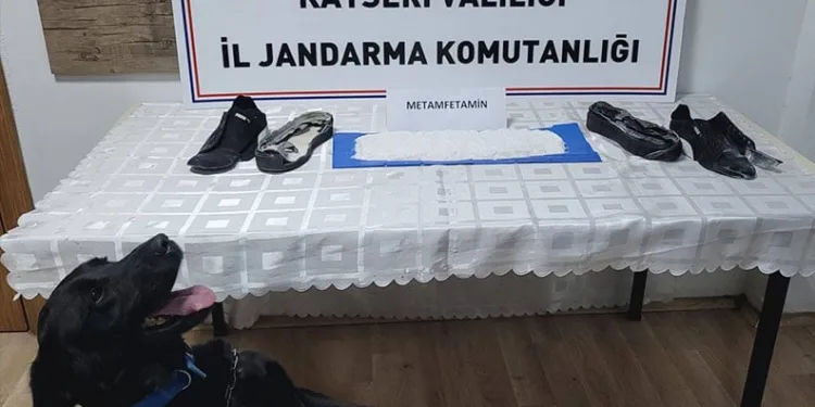 Ayakkabıya gizlenmiş 1 kilo uyuşturucu bulundu