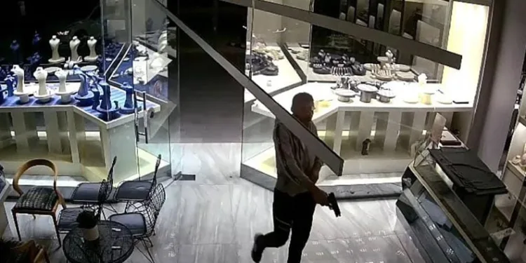 Silah tutukluk yaptı, kuyumcu ölümden kurtuldu
