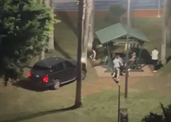Aracını kalabalığın üzerine sürdü