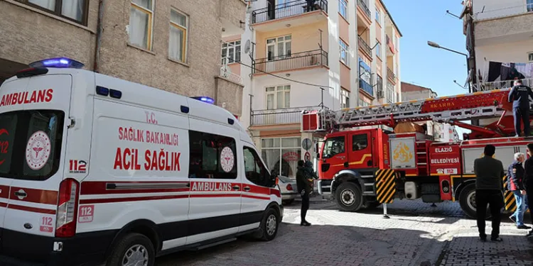 Evde uyuya kalan gençler, ekipleri seferber etti