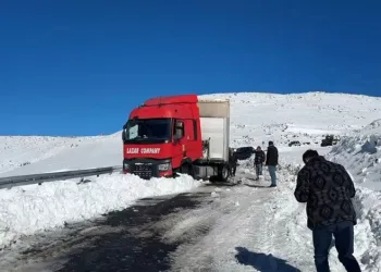 Artvin’de kar yağışı sürücülere zor anlar yaşattı