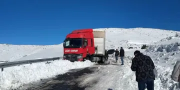 Artvin’de kar yağışı sürücülere zor anlar yaşattı