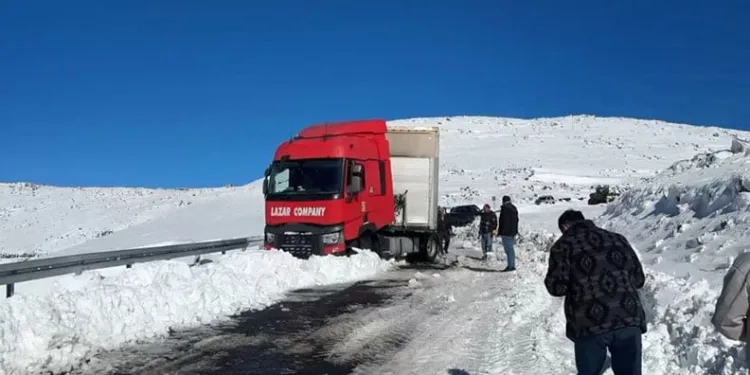 Artvin’de kar yağışı sürücülere zor anlar yaşattı