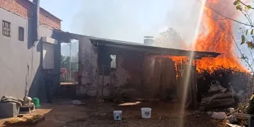 Evinin etrafını saran alevlere gözyaşları içinde hortumla müdahale etti