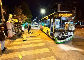 Yolcu otobüsü ile pikap çarpıştı