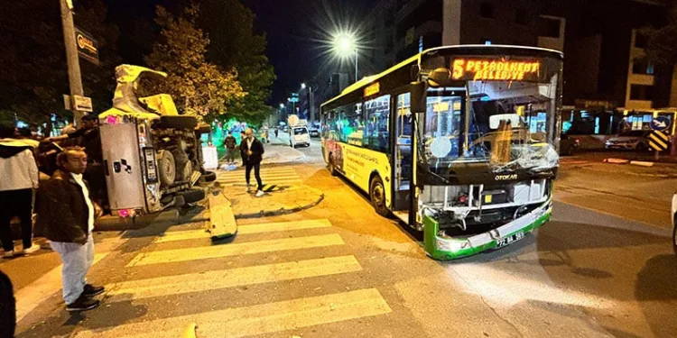 Yolcu otobüsü ile pikap çarpıştı