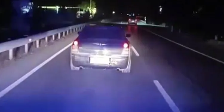 Yolu kapatıp ambulansa geçit vermedi