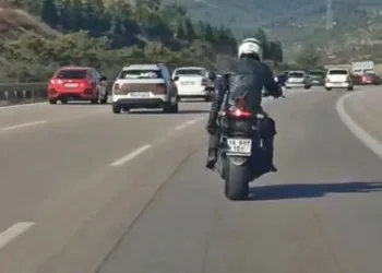 Bursa’da motosiklet üzerinde dans edip kilometrelerce ilerledi