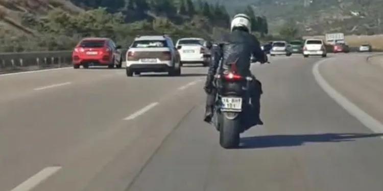 Bursa’da motosiklet üzerinde dans edip kilometrelerce ilerledi