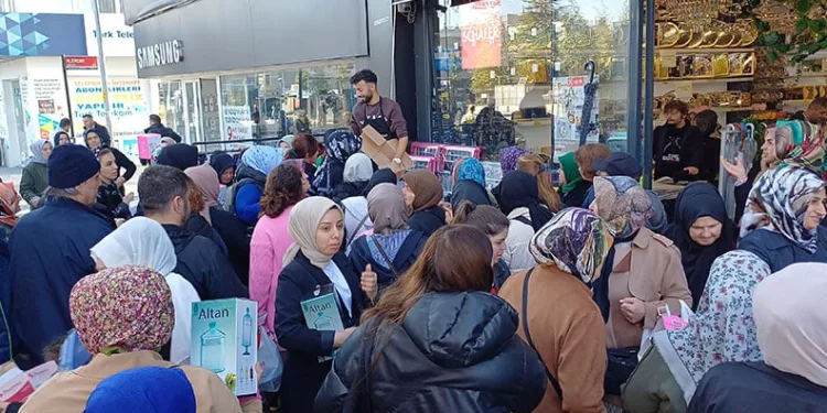 Düzce’de indirimli ürün izdihamı