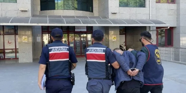 Ambulansa yol vermeyen sürücü tutuklandı