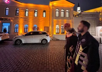 Köprüde kostümlü koşuya gözaltı