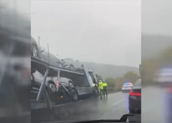 Bursa’da kontrolden çıkan TIR yol kenarına savruldu