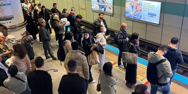 İstanbul’da metro seferleri aksadı