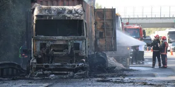 Otoyolda feci kaza: Tırlar alev topuna döndü