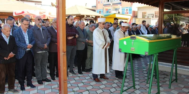 Takla atan otomobilde hayatını kaybeden çocuklar son yolculuğuna uğurlandı