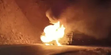 Muş’ta seyir halindeki kamyonet alev aldı