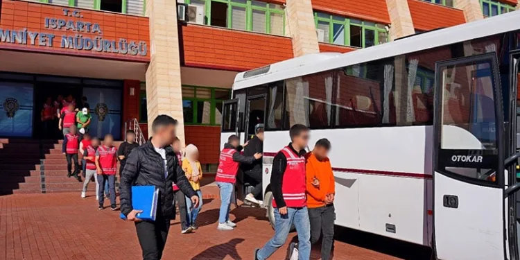 Kendilerini polis olarak tanıtıp 3 milyon TL vurgun yapan 8 kişi tutuklandı
