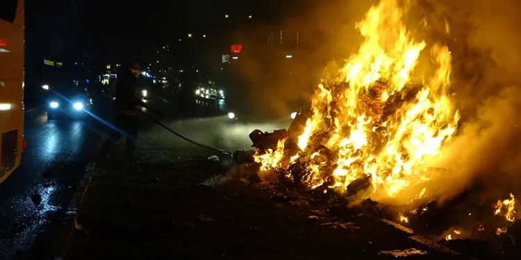 Geri dönüşüm kamyonundaki atıklar alev aldı