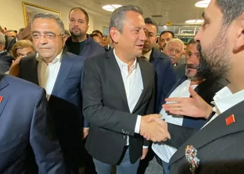 Özgür Özel Kürtçe şarkılarla karşılandı