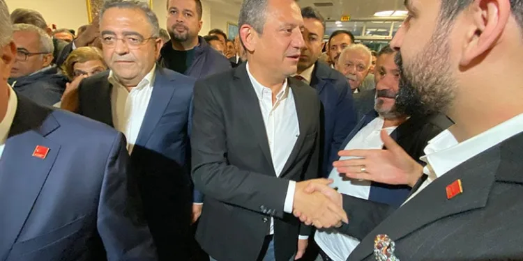 Özgür Özel Kürtçe şarkılarla karşılandı