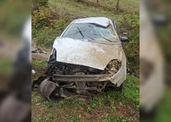 Takla atan otomobilden yaralı kurtuldular; 3 yaralı