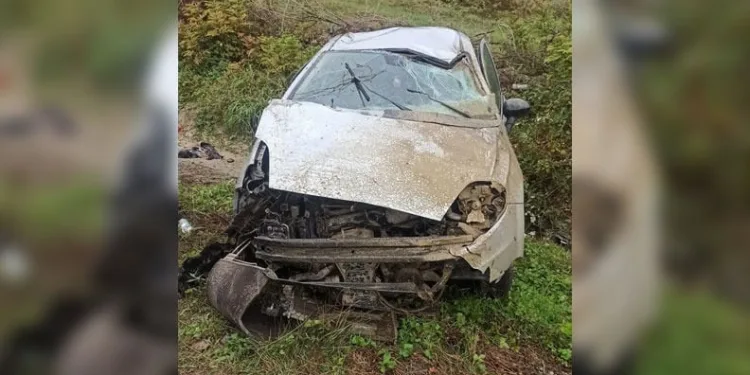 Takla atan otomobilden yaralı kurtuldular; 3 yaralı