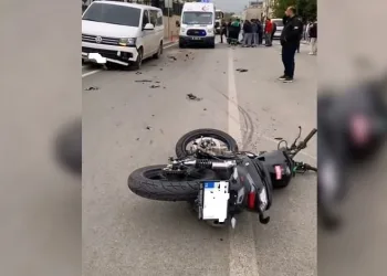 Bursa’da minibüs ile motosiklet kafa kafaya çarpıştı