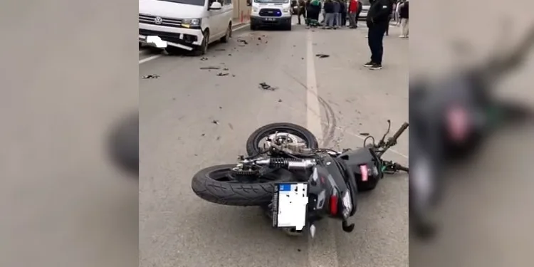 Bursa’da minibüs ile motosiklet kafa kafaya çarpıştı