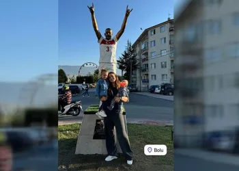 Merih Demiral’ın heykelinin önünde eşi fotoğraf çektirdi
