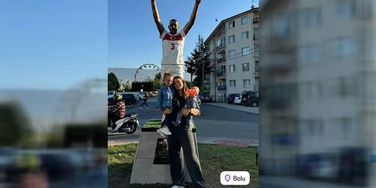 Merih Demiral’ın heykelinin önünde eşi fotoğraf çektirdi
