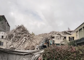 64 yıllık binanın yıkımına başlanıldı