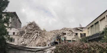 64 yıllık binanın yıkımına başlanıldı