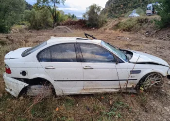 Otomobil şarampole devrildi