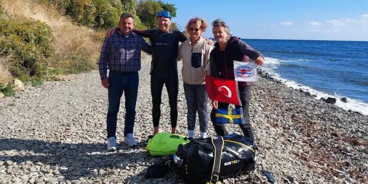 Çadırıyla Türkiye’den İspanya’ya yüzüyor