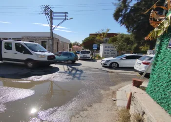 Motosiklet otomobile ok gibi sapladı