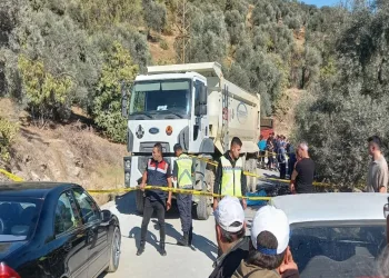Kum kamyonunun altında kalan anneanne ve torunu hayatını kaybetti
